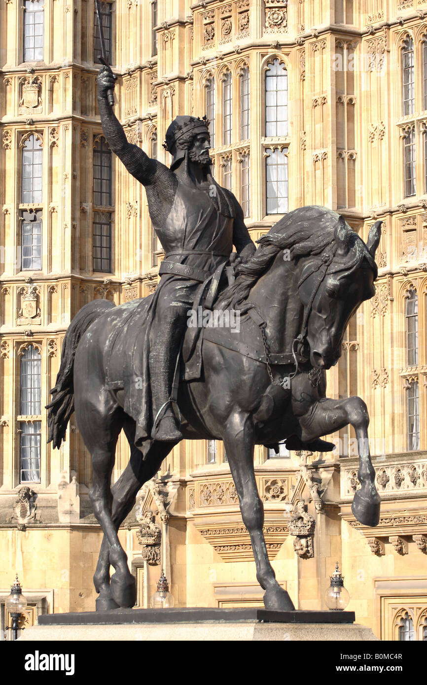 Statue von König Richard 1 bekannt als Richard das Lionheart außerhalb der Palace of Westminster in London vom Bildhauer Carlo Marochetti Stockfoto
