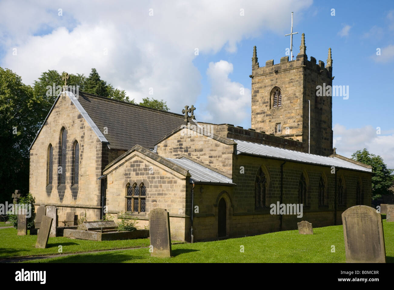 Blick auf St Lawrences Kirche am Eyam im Peak District in Derbyshire Stockfoto