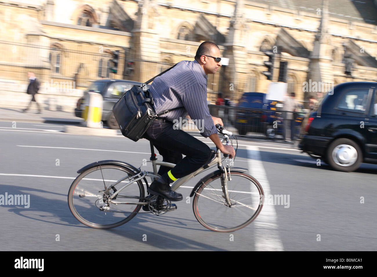 London-Pendler-Radfahrer fährt Fahrrad Fahrrad um Bundesplatz keinen Schutzhelm tragen Stockfoto