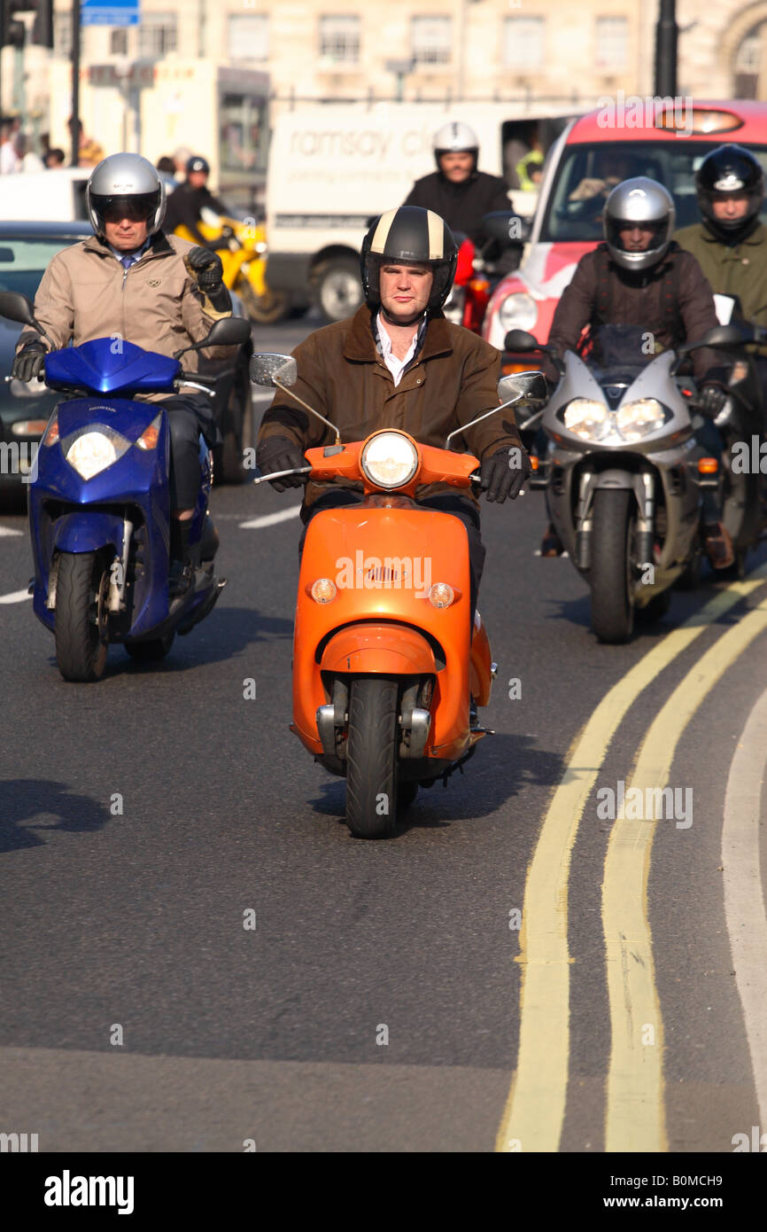 London Scooter und Motor Bike Berufsverkehr auf den Straßen von Westminster Stockfoto