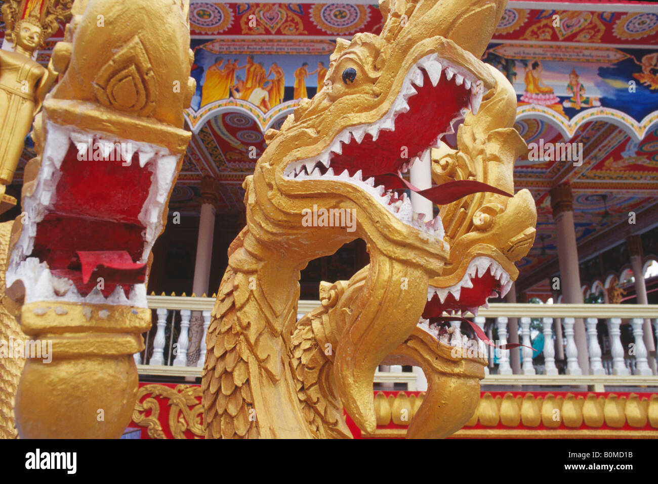 Gold Drachenköpfe, buddhistische Tempel, Kambodscha Stockfoto