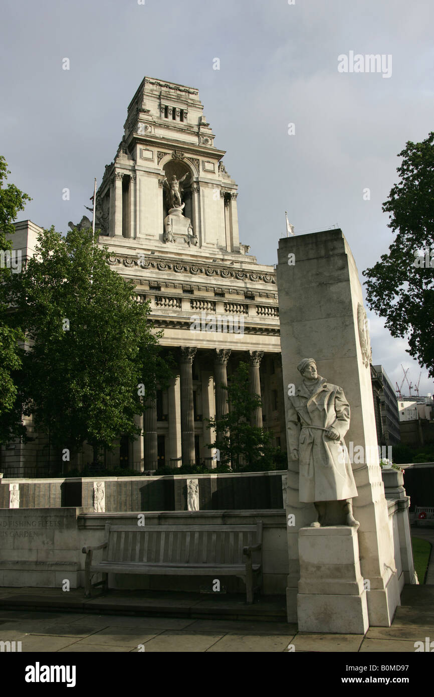 City of London, England. Die Mercantile Marine Ehrenmal am Trinity Gärten Tower Hill mit Trinity Square im Hintergrund. Stockfoto