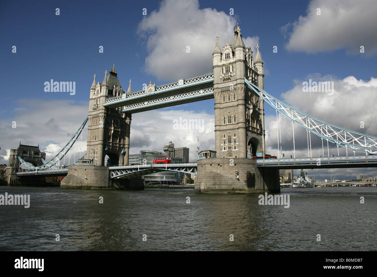 City of London, England. Morgen Blick auf die Tower Bridge über die Themse mit HMS Belfast im fernen Hintergrund. Stockfoto