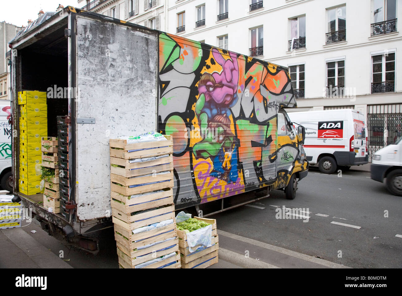 Graphitti beklebt vans der Standinhaber des Wochenmarktes auf dem Boulevard Richard Lenoir, 11. Arrondissement, Paris 2008 Stockfoto