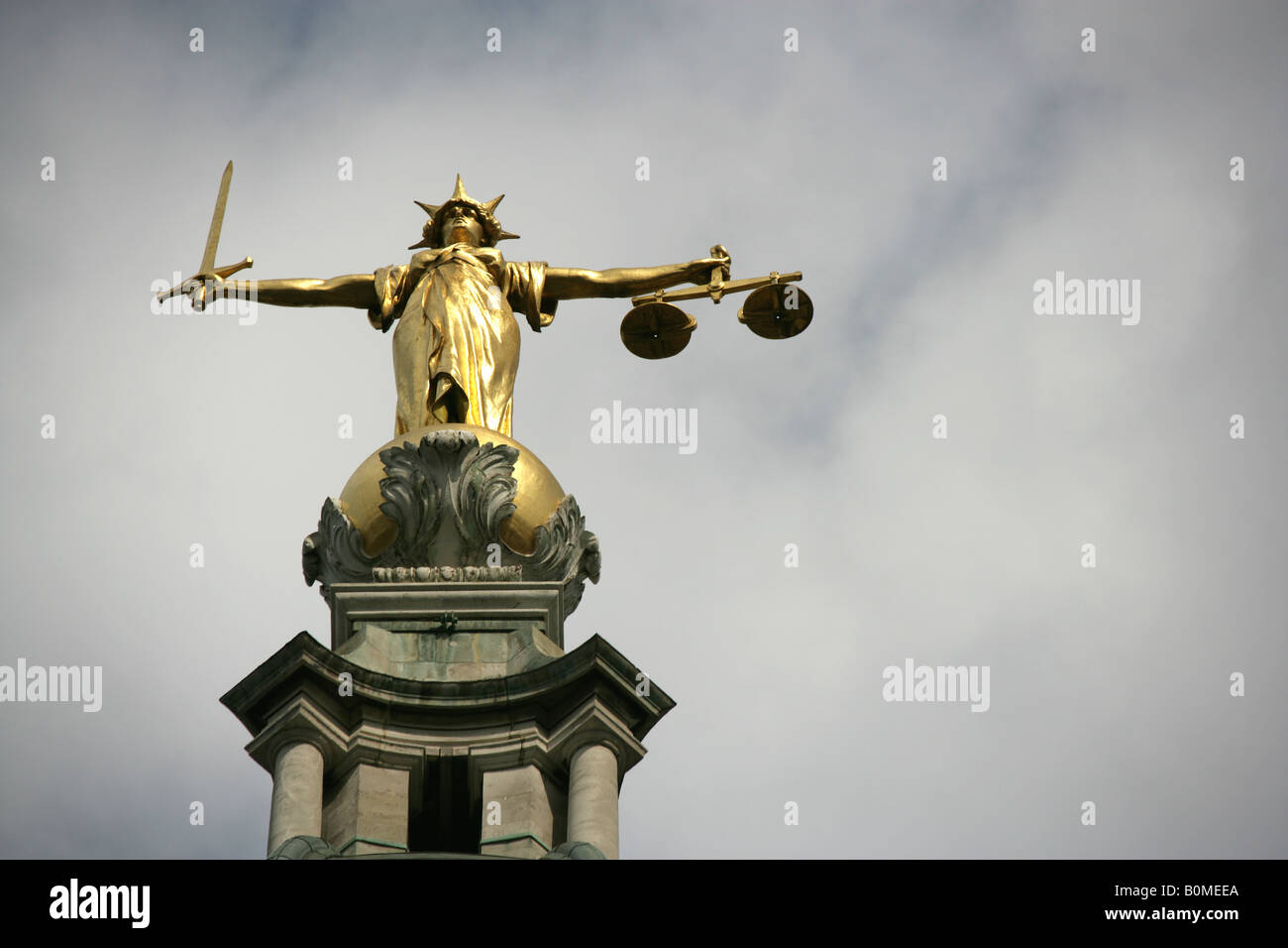 City of London, England. Die Justitia Statue über dem Haupteingang zum Central Criminal Court of England, The Old Bailey. Stockfoto