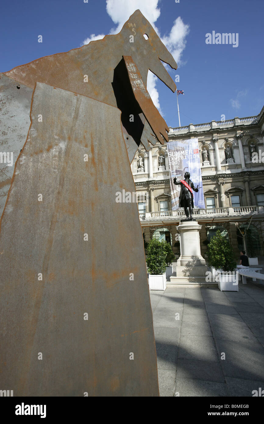 City of London, England. Jake und Dinos Chapman Dinosaurier Ausstellung in der Royal Academy of Arts, Burlington House, Piccadilly. Stockfoto