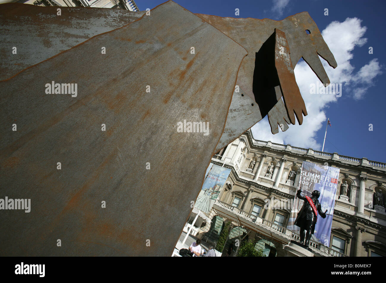 City of London, England. Jake und Dinos Chapman Dinosaurier Ausstellung in der Royal Academy of Arts, Burlington House, Piccadilly. Stockfoto