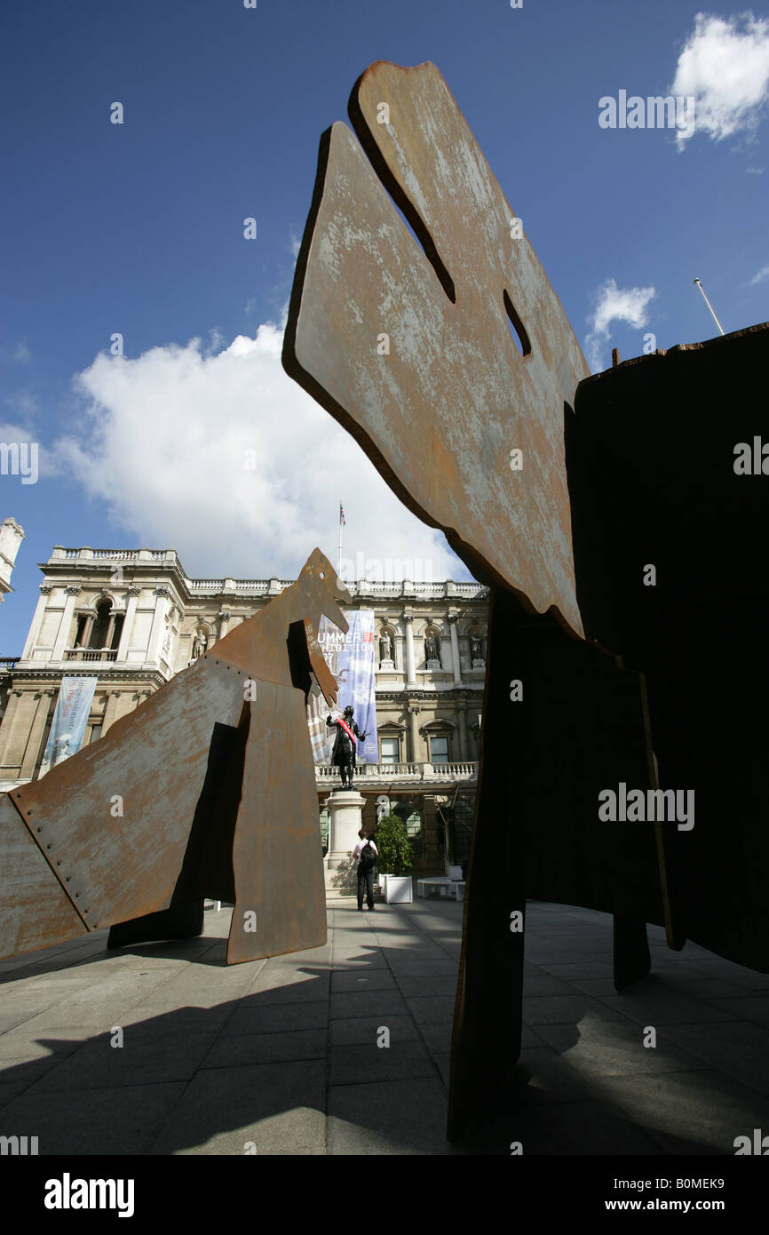City of London, England. Jake und Dinos Chapman Dinosaurier Ausstellung in der Royal Academy of Arts, Burlington House, Piccadilly. Stockfoto