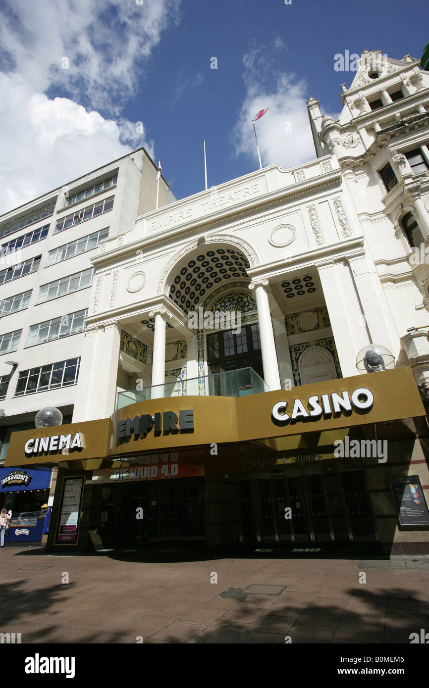 City of London, England. Haupteingang zum Empire Cinema und Casino auf der nördlichen Seite Leicester Square. Stockfoto