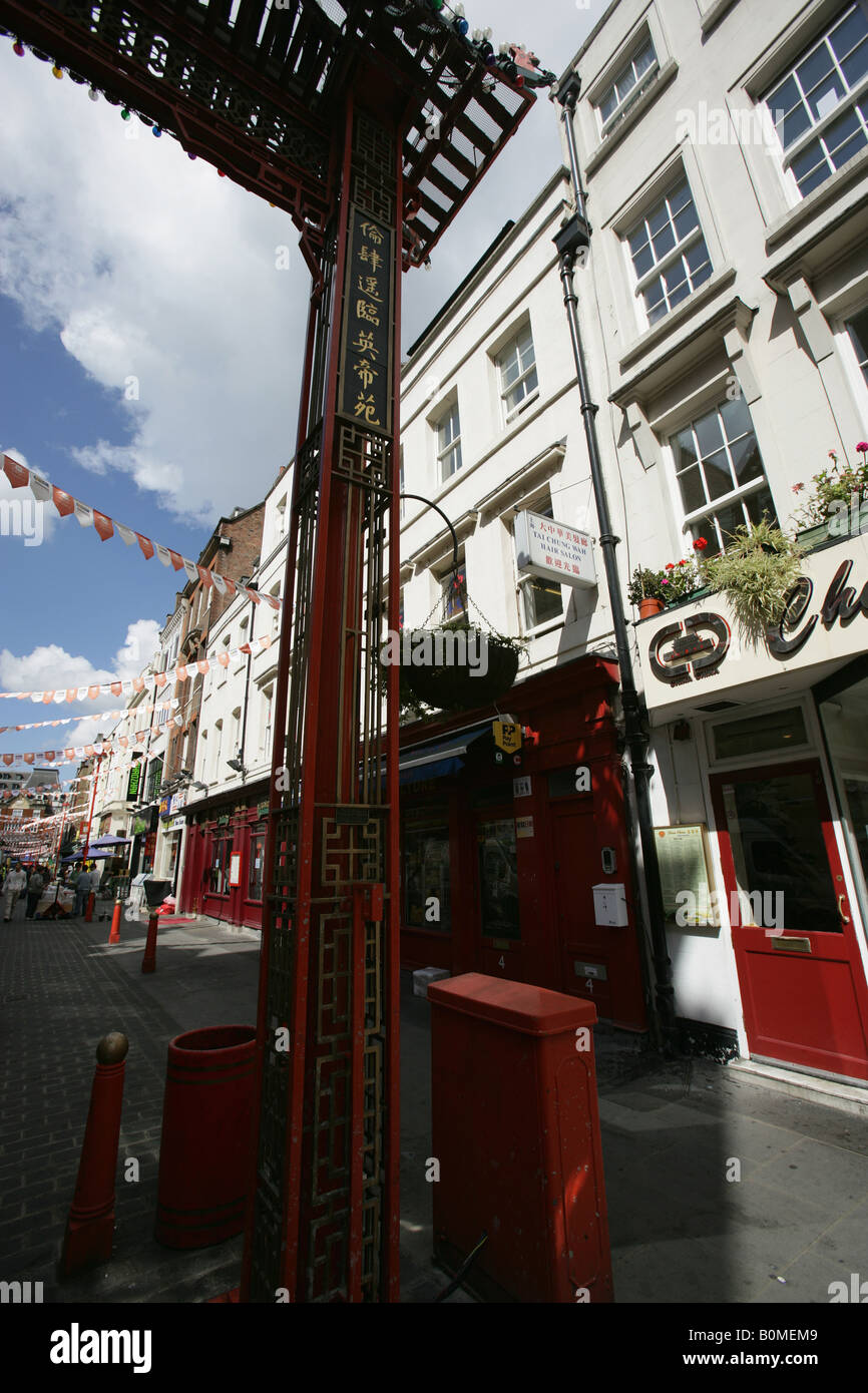 City of London, England. Tor zu Chinatown, in der Londoner Viertel Soho, mit chinesischen Restaurants, Supermärkten und Souvenirläden. Stockfoto