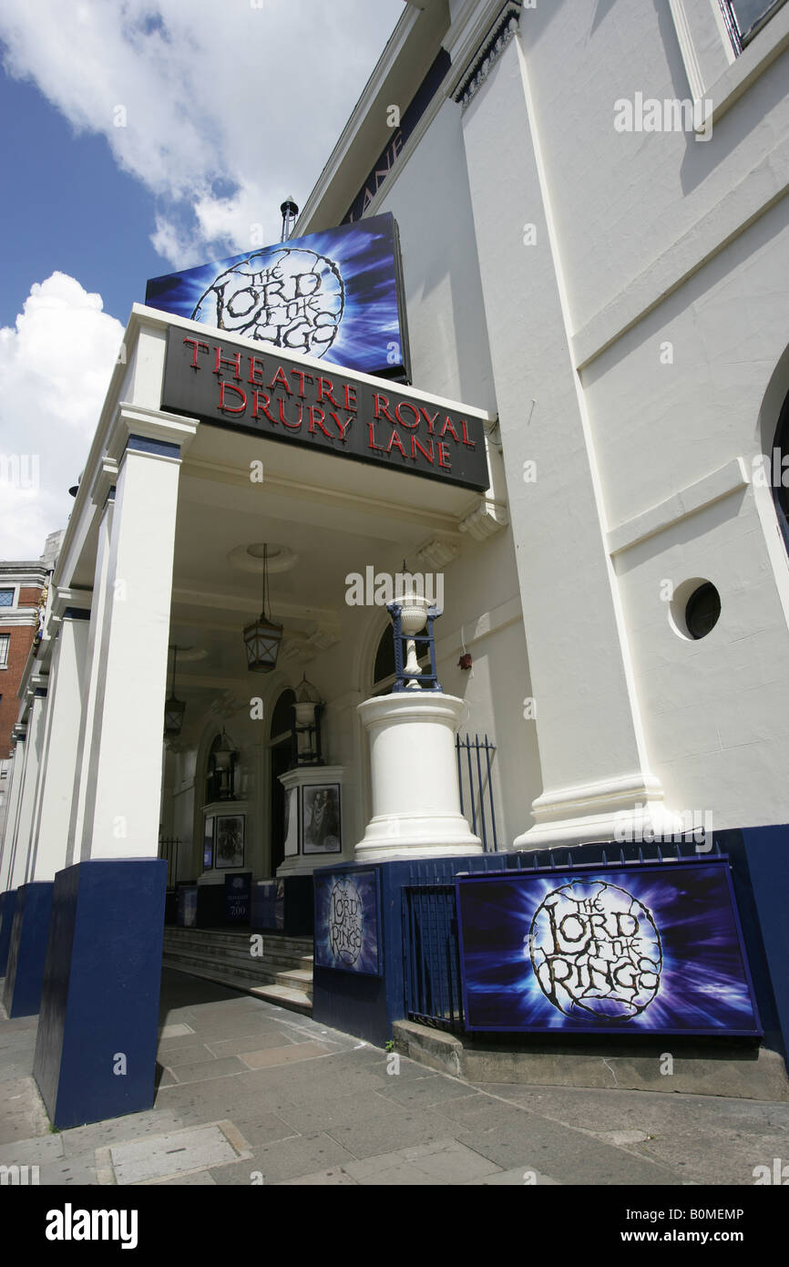 City of London, England. Eingang zum West End Theatre Royal in Covent Garden Theatre Royal Drury Lane, zeigt der Herr der Ringe. Stockfoto