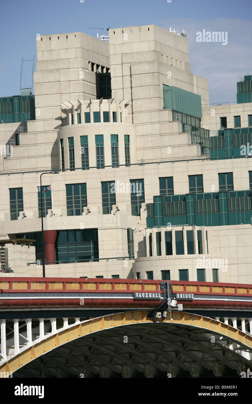 City of London, England. Das Hauptquartier des britischen Secret Intelligence Service Gebäude MI6 an Albert Embankment. Stockfoto