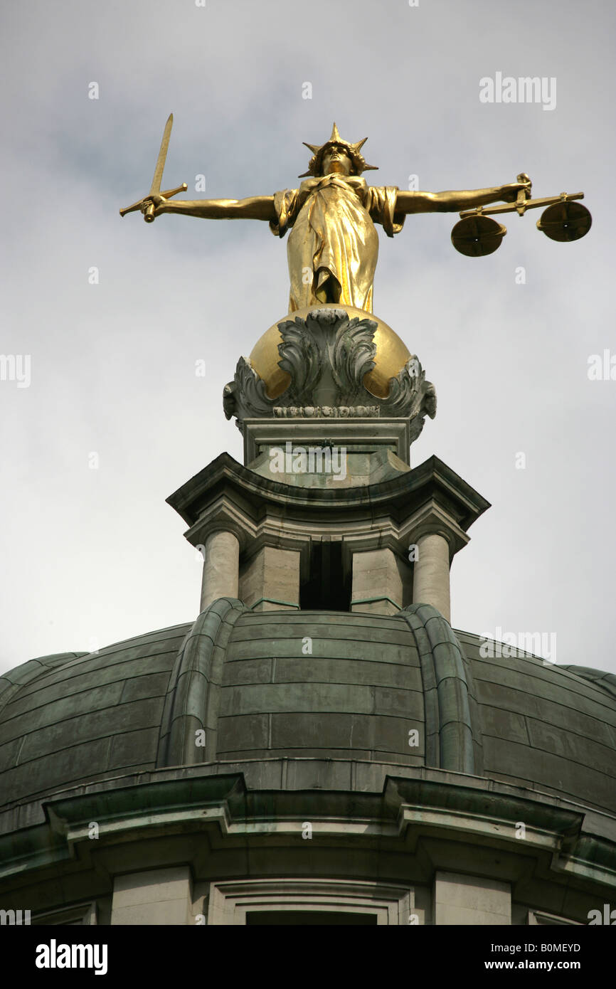 City of London, England. Die Justitia Statue über dem Haupteingang zum Central Criminal Court of England, The Old Bailey. Stockfoto