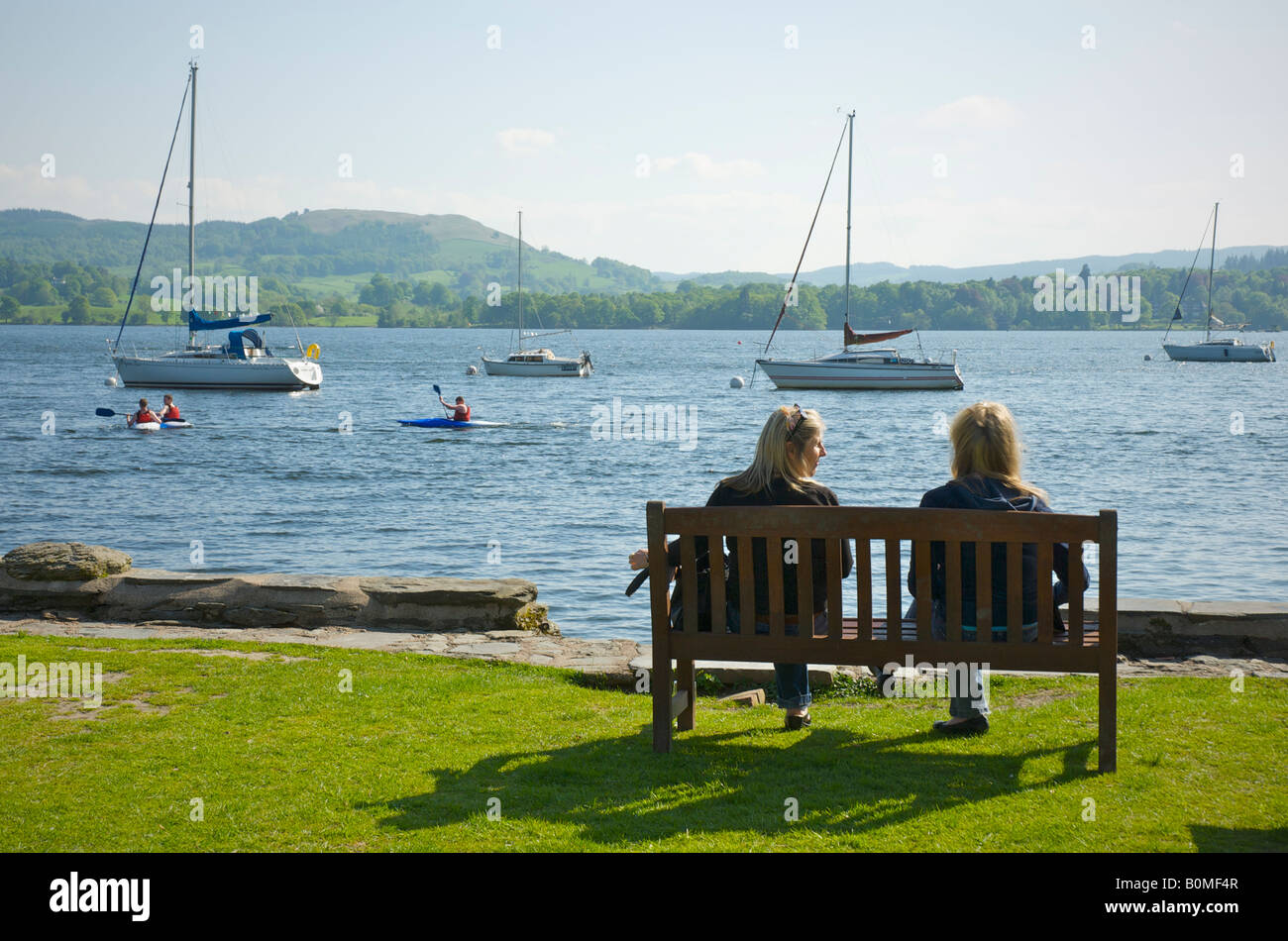 Blick auf Lake Wndermere vom Biergarten des Waterhead Inn, Nationalpark Lake District, Cumbria, England UK Stockfoto