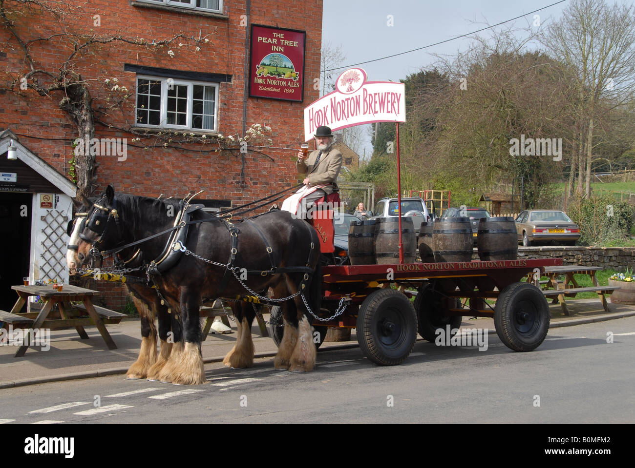 Hook Norton Brauerei Dray außerhalb The Pear Tree Inn Hook Norton Stockfoto