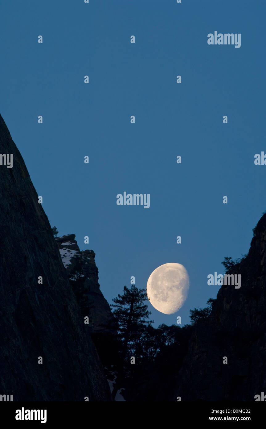 Abnehmenden Crescent Moon Einstellung hinter der Klippe Yosemite National Park in Kalifornien Stockfoto
