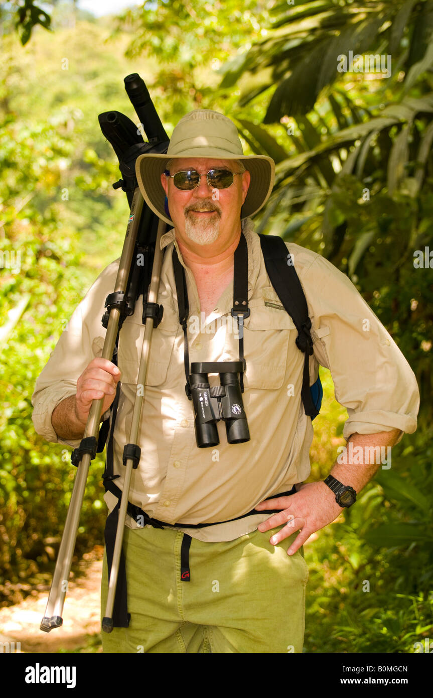 COSTA RICA Mann Wandern auf Rainforest Trail mit spotting Scope und Fernglas. Stockfoto