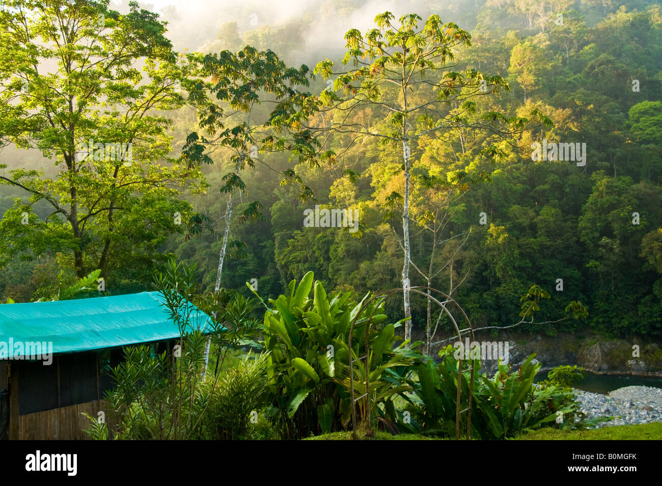 COSTA RICA Gästekabine mit Blick auf Regenwald und Fluss. Unteren Pacuare Fluss Lodge. Karibische Hang. Stockfoto