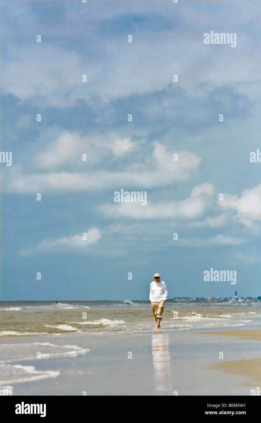 Kaukasischen Mann allein zu Fuß am Strand Stockfoto