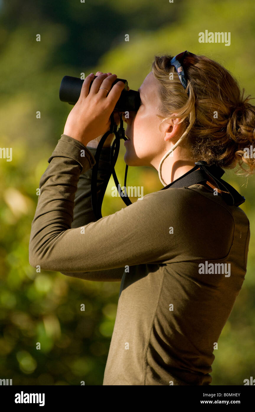 COSTA RICA Frau Vogelbeobachtung mit dem Fernglas im Regenwald Stockfoto