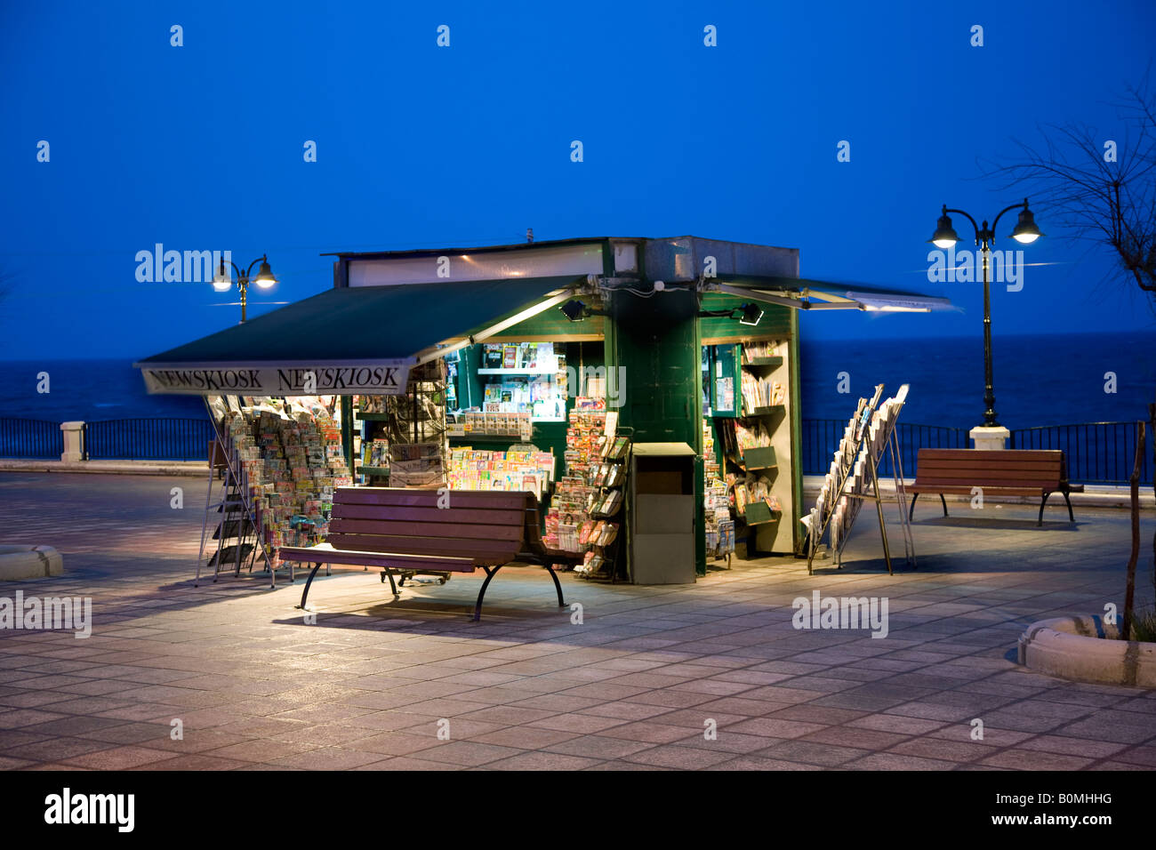 Beleuchteter Kiosk, Zeitungskiosk, Zeitungskiosk, Zeitungskiosk, Zeitungskiosk, Zeitungskiosk, Zeitungskiosk, Presse, Medien, Zeitungskiosk, Papierladen an der Strandpromenade von Silema, Abenddämmerung auf der Insel Malta. Stockfoto