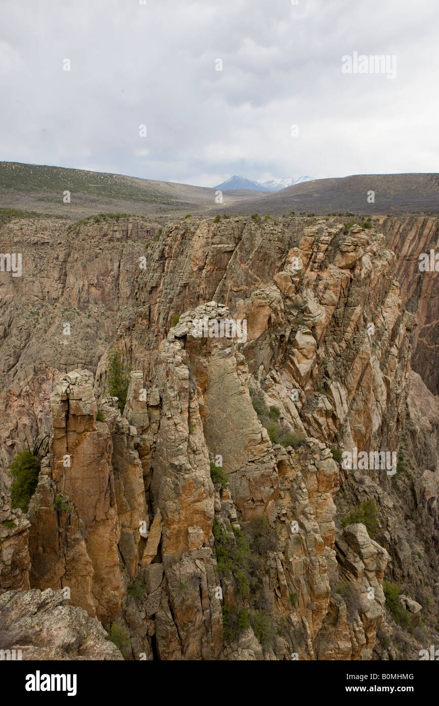 Blick auf den Black Canyon und den Gunnison River von der South Rim Road, an der Spitze des Canyons südlichen Rand Colorado USA Stockfoto