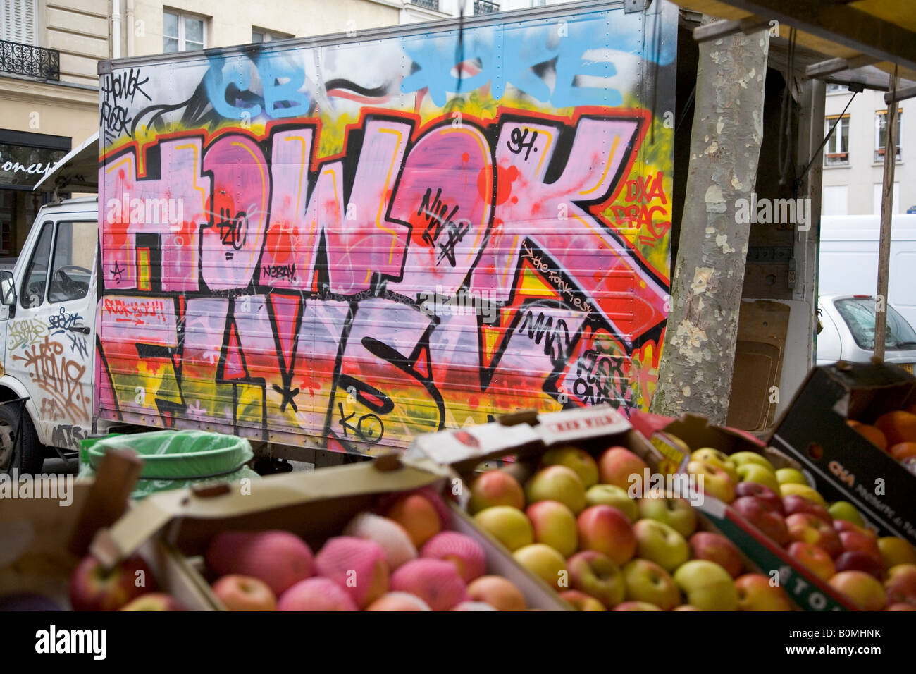 Graphitti beklebt vans der Standinhaber des Wochenmarktes auf dem Boulevard Richard Lenoir, 11. Arrondissement, Paris 2008 Stockfoto