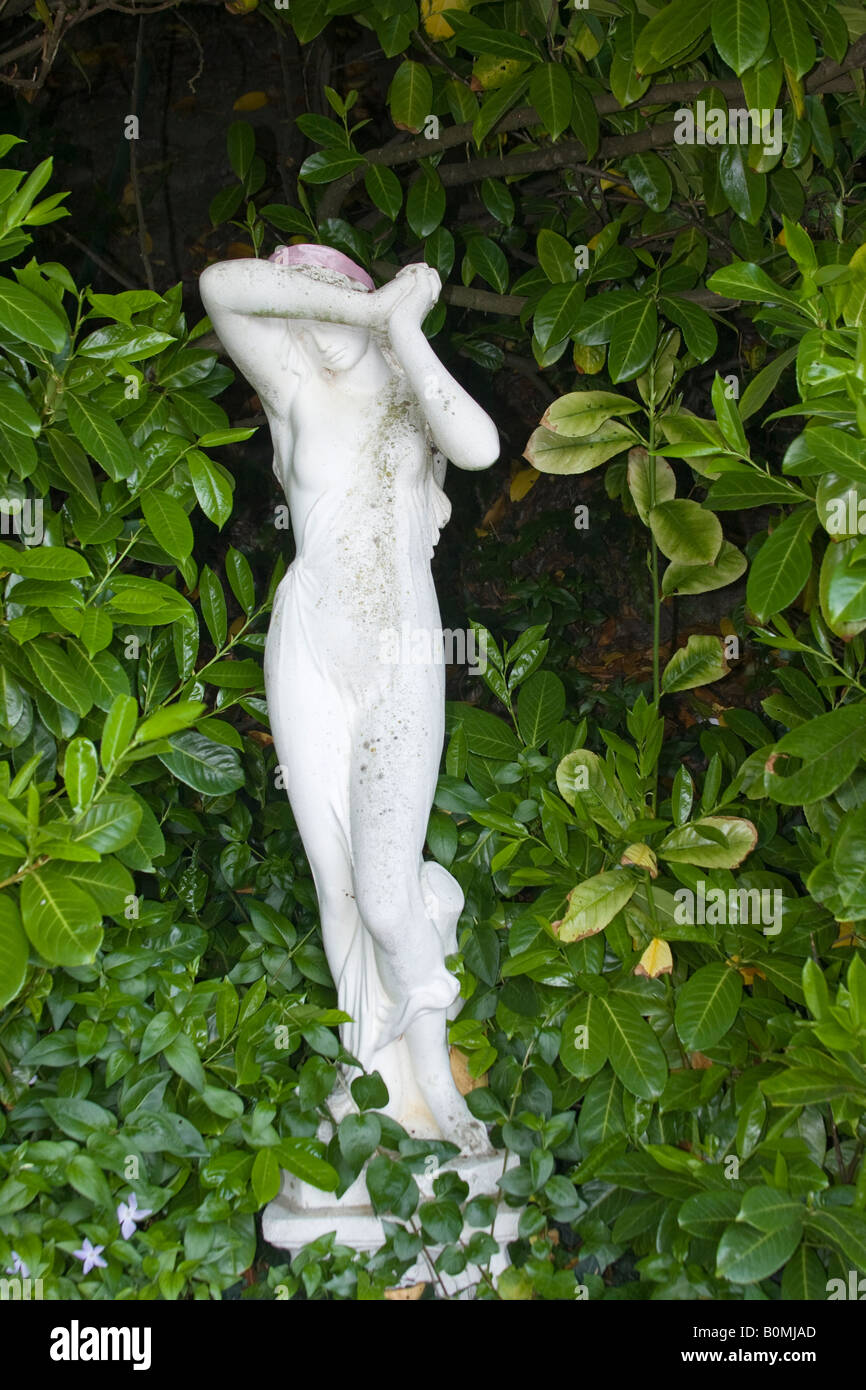 Statue gewidmet Mona Zink, dem Gründer der Insel Wight Botanic Garden Society, Ventnor Botanical Gardens, Insel Wight, Großbritannien Stockfoto Statue gewidmet Mona Zink, dem Gründer der Insel Wight Botanic Garden Society, Ventnor Botanical Gardens, Insel Wight, Großbritannien Stockfoto