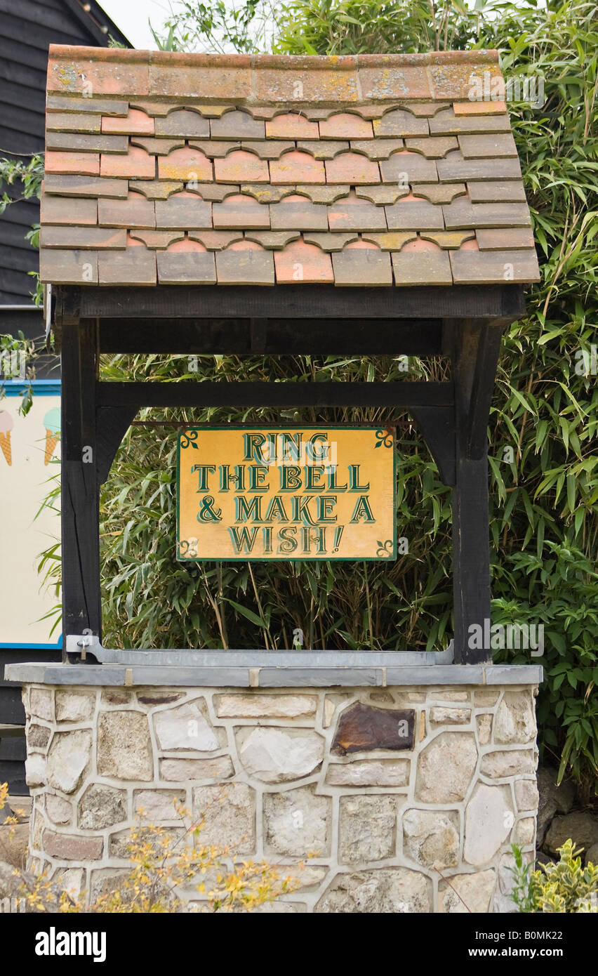Ein überdachter Stein, der sich mit Vorankündigung wünscht, lädt Sie ein, eine Glocke zu läuten und sich einen Wunsch zu machen. GROSSBRITANNIEN Stockfoto