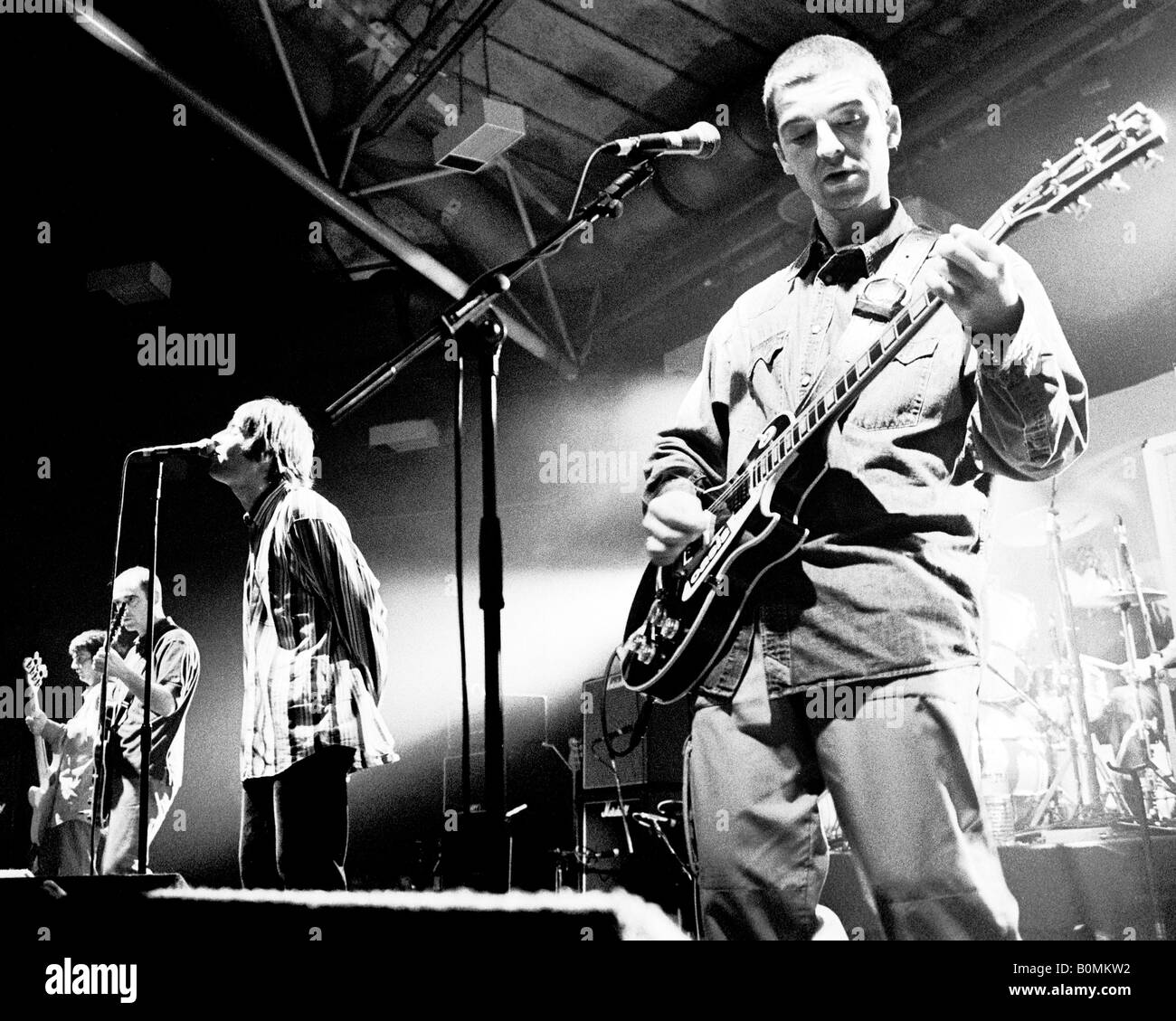 Liam Gallagher und Noel Gallager Oase, die live im Sheffield Octagon Zentrum, 1. Dezember 1994 auf dem ersten vollen Stockfoto
