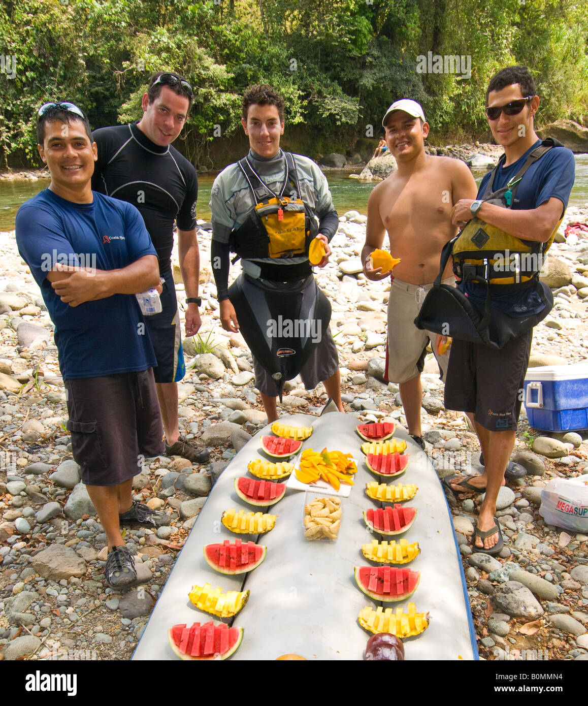 COSTA RICA Whtewater rafting Guides Mittagessen mit leckeren frischen Früchten auf der unteren Pacuare Fluss Karibik Piste vorbereiten Stockfoto