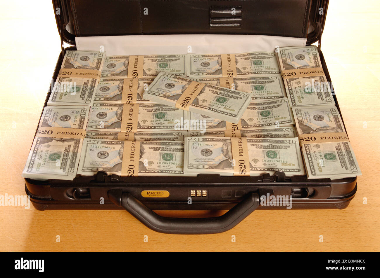 ein Koffer voller US-Dollar Geld Stockfotografie - Alamy