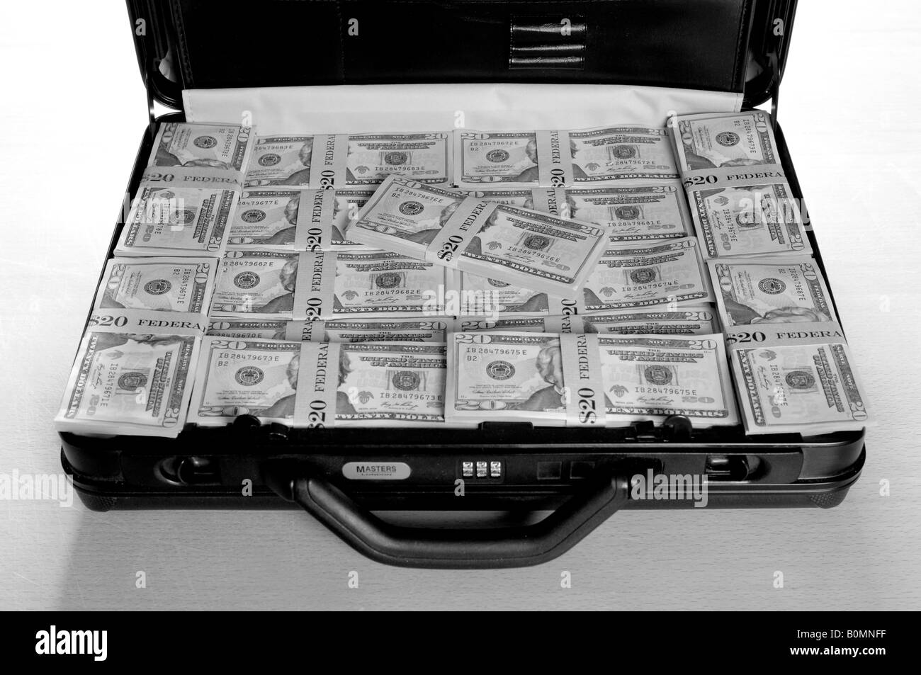 ein Koffer voller US-Dollar Geld Stockfoto