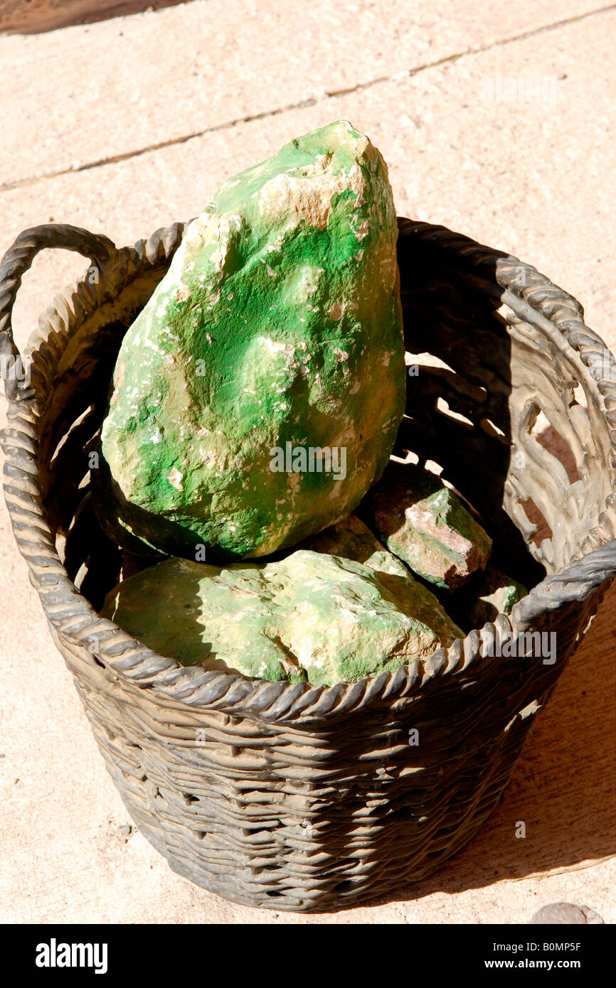 Korb voll von Kupfererz in Timna Valley Park Verhüttung Camp in der Wüste Negev, stammt aus dem zwölften Jahrhundert v. Chr. Stockfoto