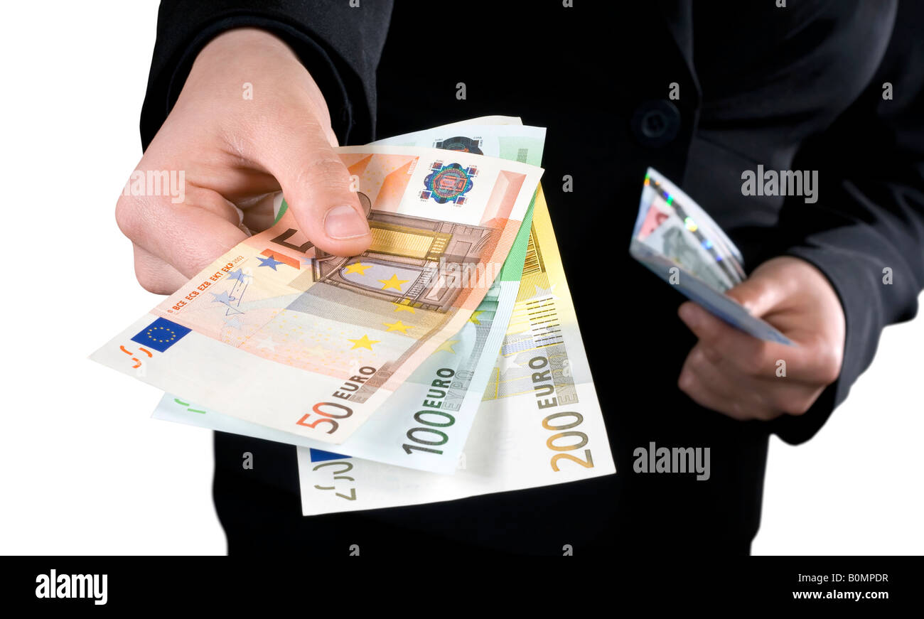 Aushaendigen Euro-Banknoten von 50 100 und 200 Euro mit einer anderen Hand im Hintergrund halten das Reserverad isoliert Studio shot Stockfoto