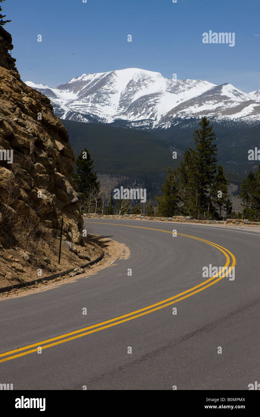 Ein Knick in der Trail Ridge Road zeigt schneebedeckten Berge mit klaren blauen Himmel in Rocky Mountain Nationalpark Colorado USA Stockfoto