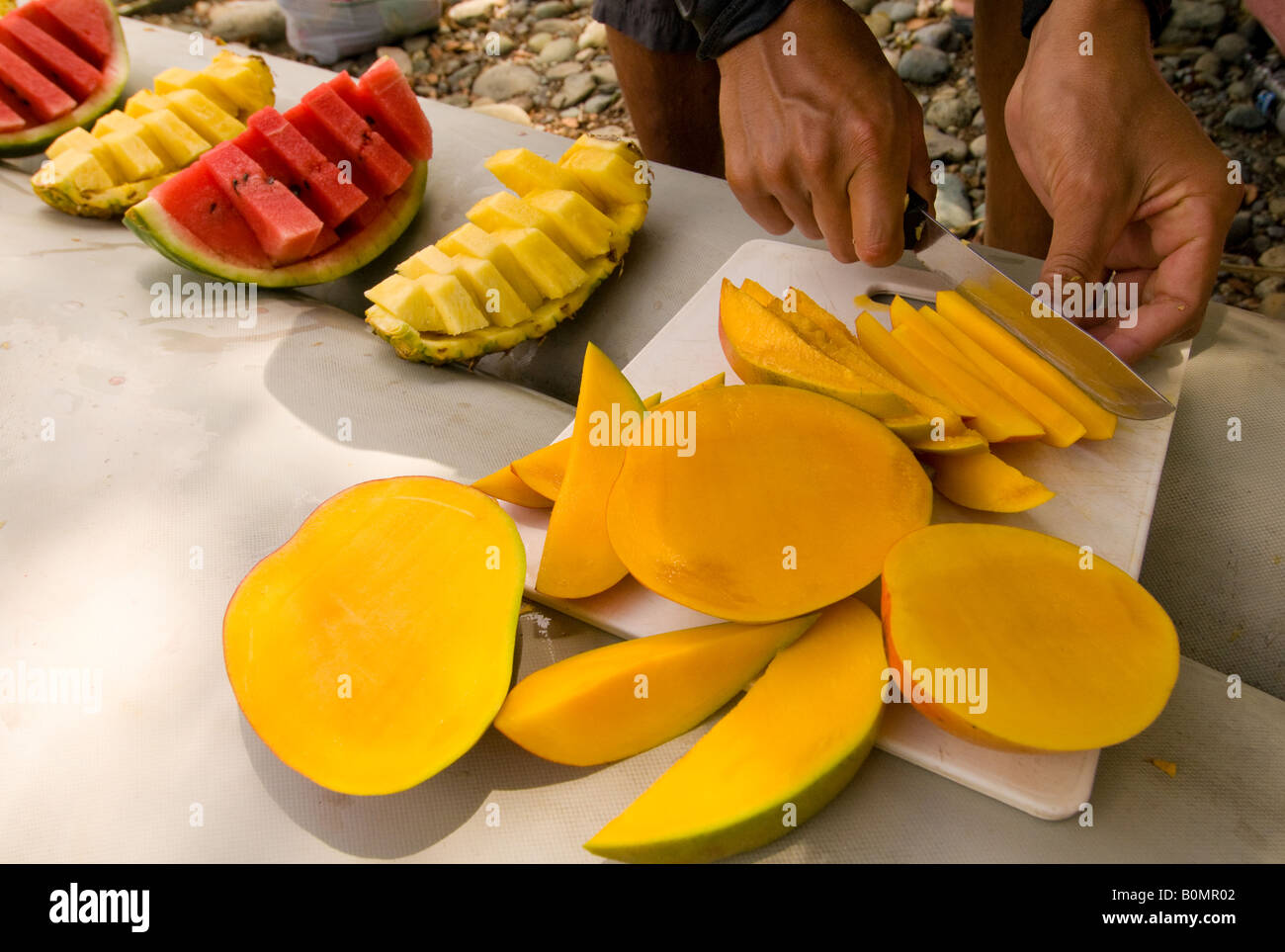 COSTA RICA frisches Obst vorbereitet für Mittagessen von River-rafting unteren Pacuare Fluss entlang führt. Stockfoto
