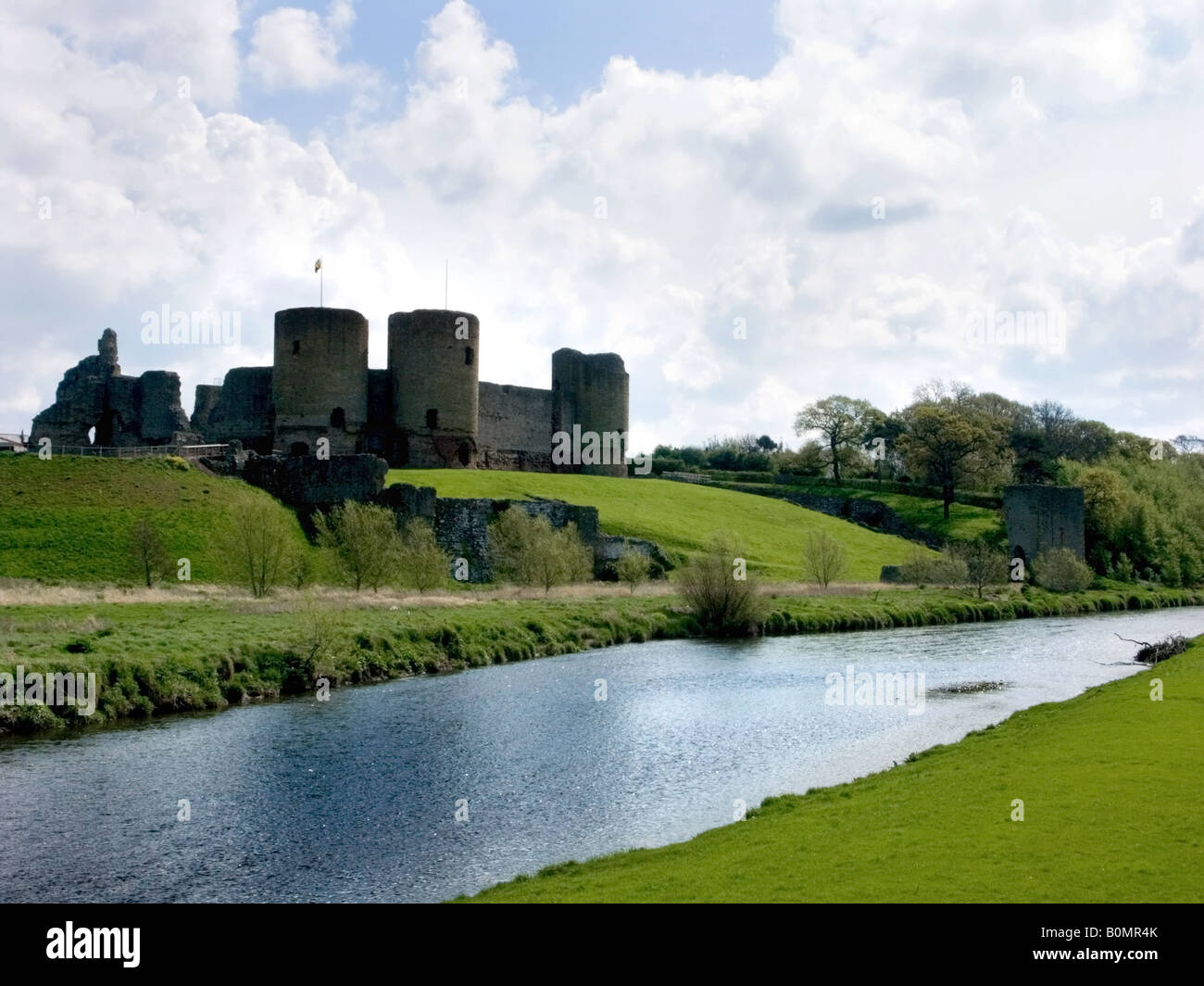 Rhuddlan Schlosses durch den Fluss Clwyd, Festung aus dem 13. Jahrhundert entworfen von James St.George für König Edward I, Rhuddlan, Wales Stockfoto