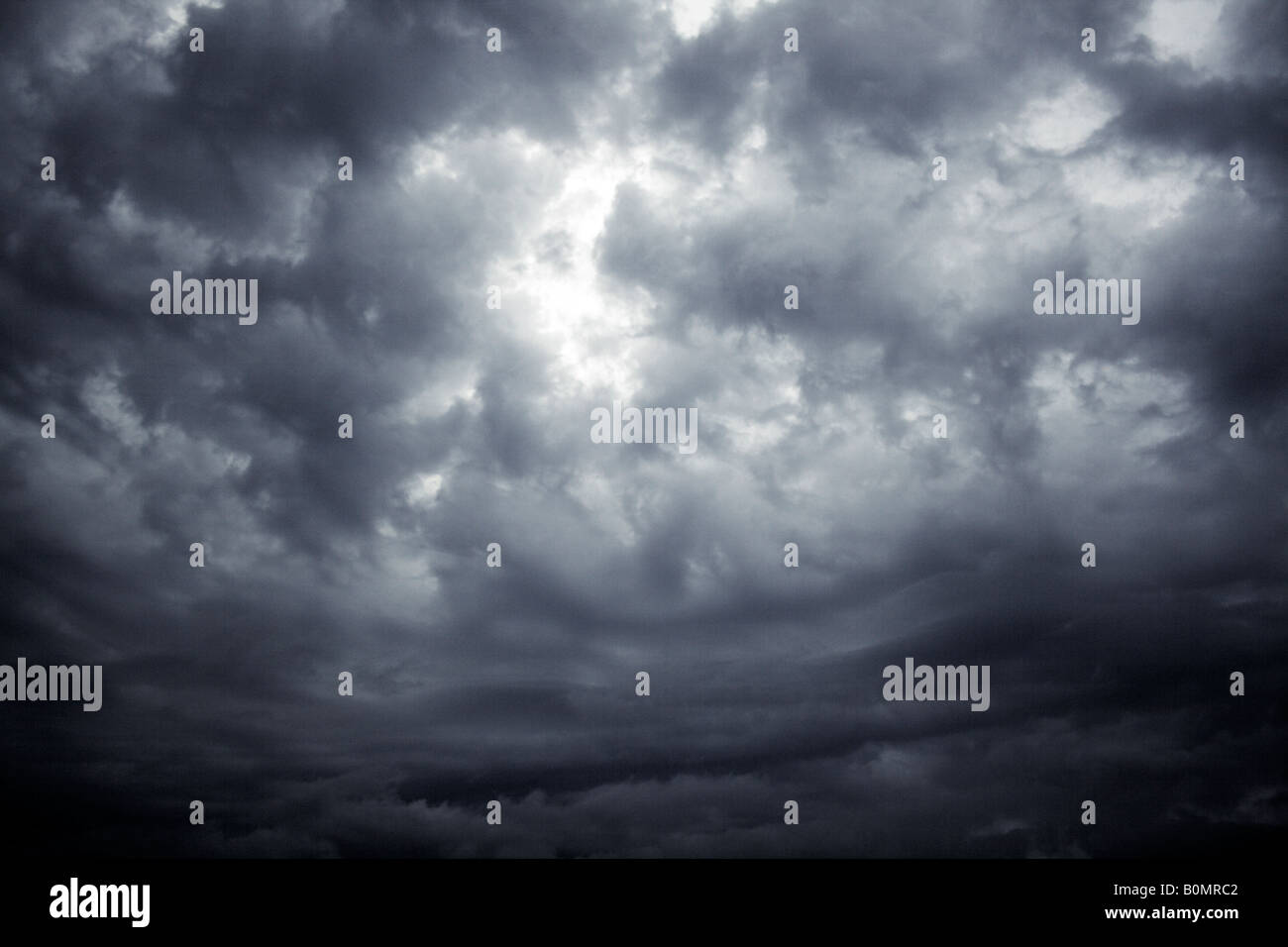 Turbulente Gewitterwolken. Stockfoto