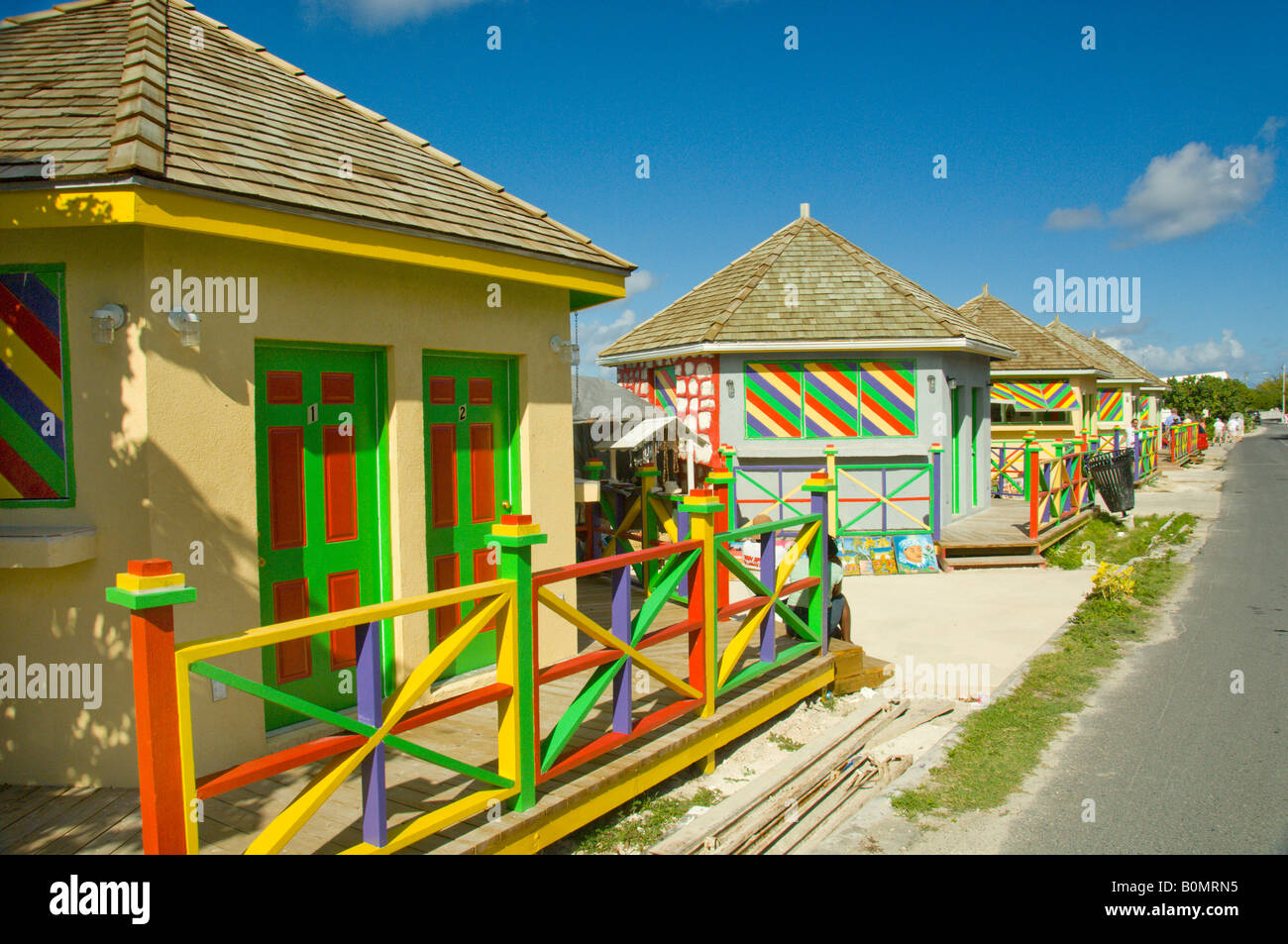 Bunte Kioske für den Verkauf von Souvenirs an Touristen in Cockburn Town Grand Turk Turks- und Caicosinseln Stockfoto
