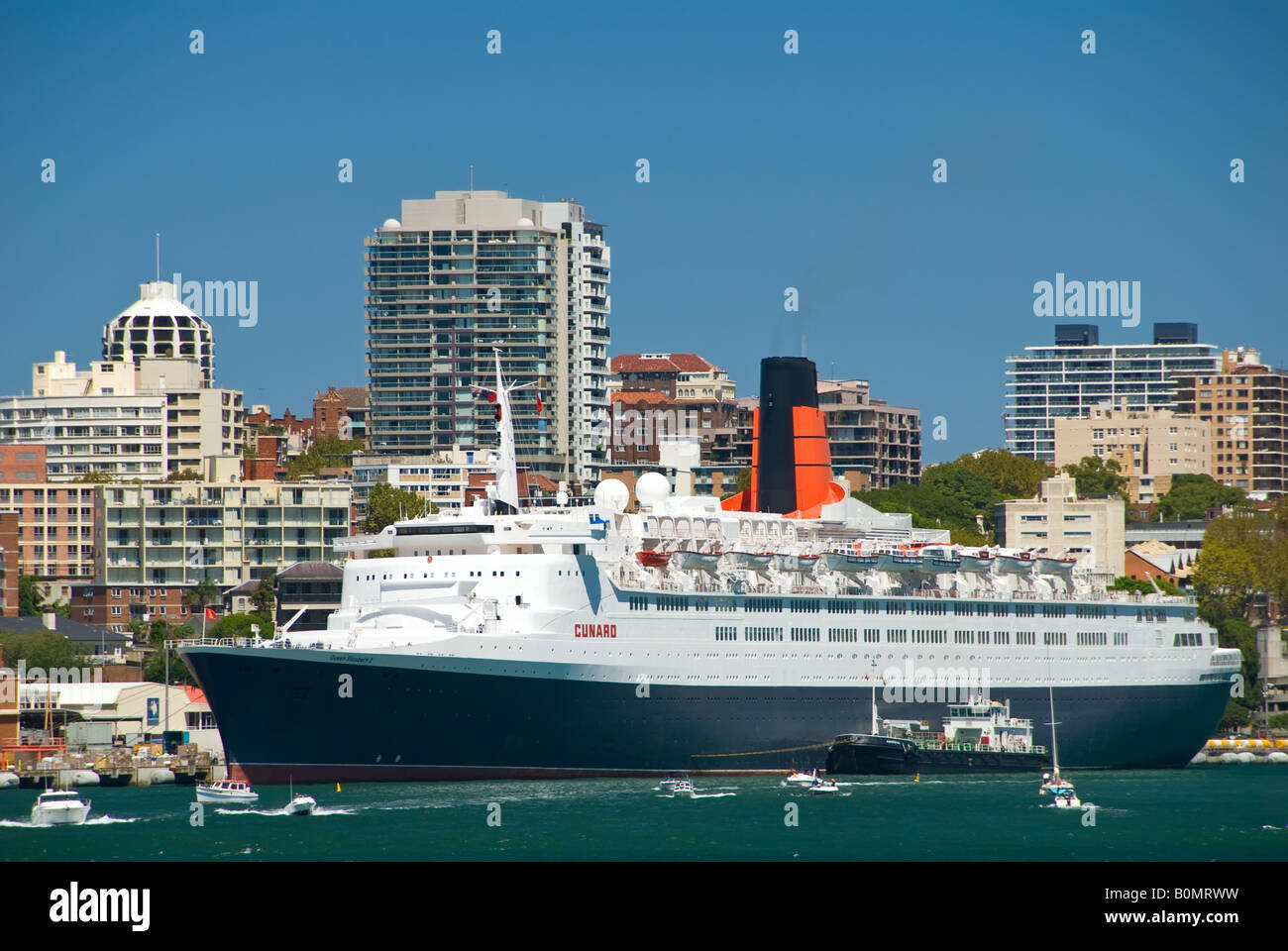 Cunards Queen Elizabeth 2 Kreuzfahrtschiff während der letzten Reise in Sydney Hafen Australien Stockfoto