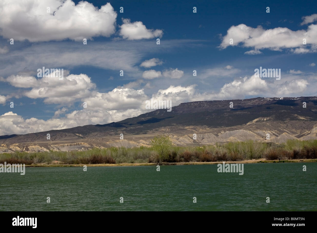 Grand Mesa mit Confluence See im Vordergrund im Delta CO Stockfoto