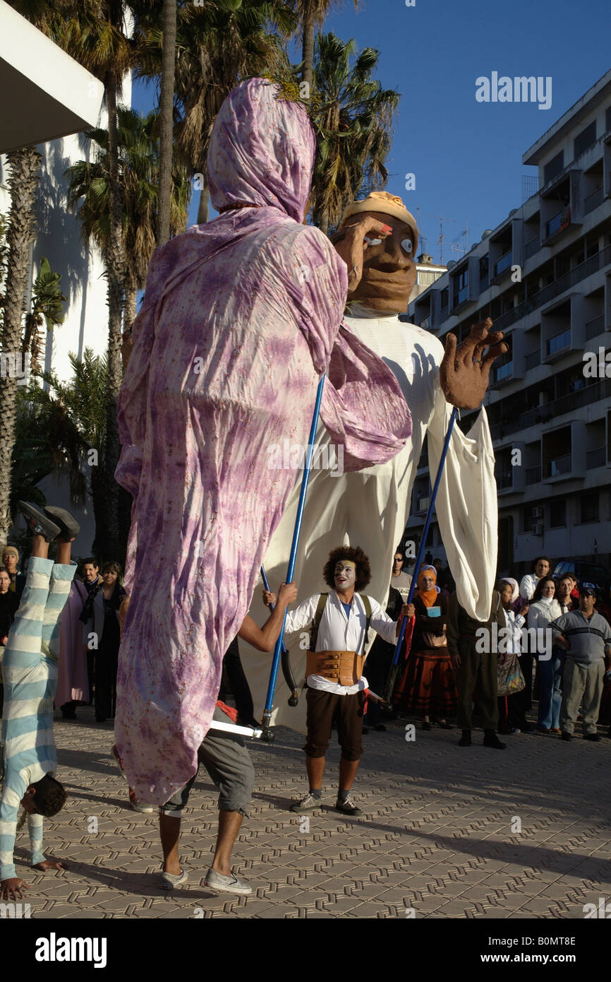Straßentheater Gruppe aus Verkauf in Straßen von Rabat, Marokko Stockfoto