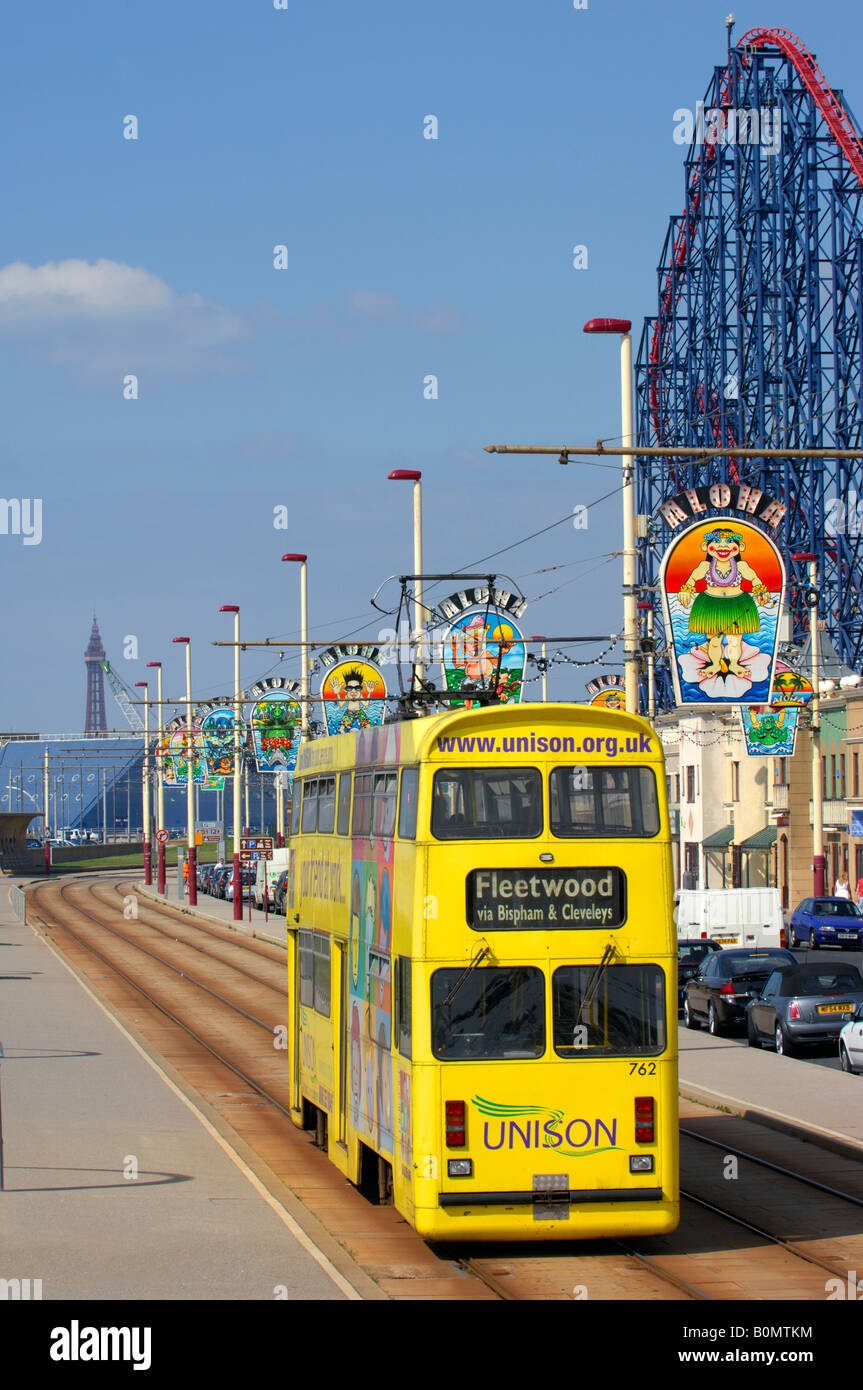 Von der Straßenbahnhaltestelle am Südufer und Pleasure Beach Blackpool Stockfoto