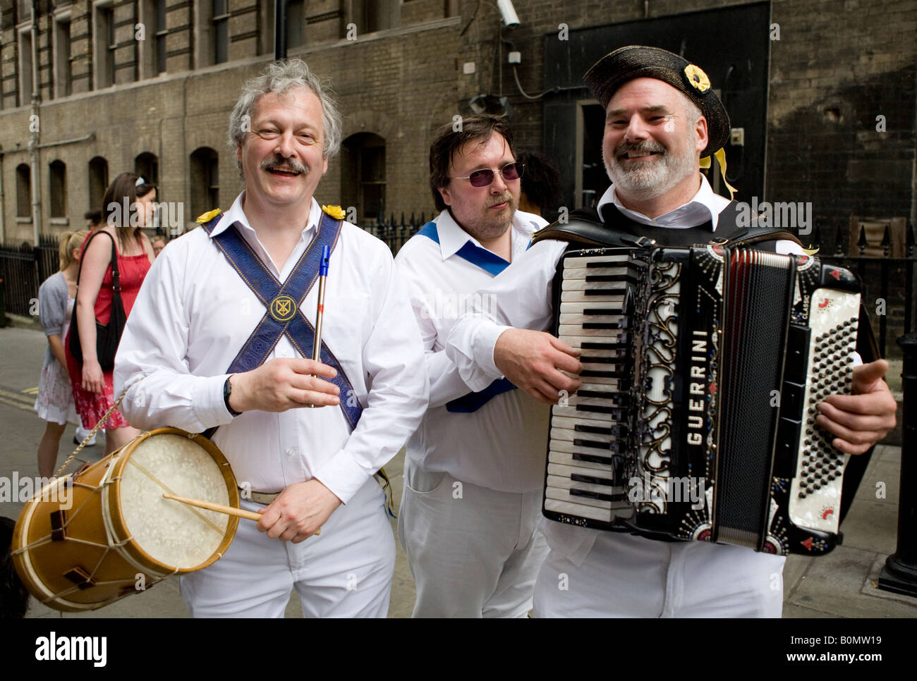 Morris Tänzer spielen ein Akkordeon In London UK Europe Stockfoto