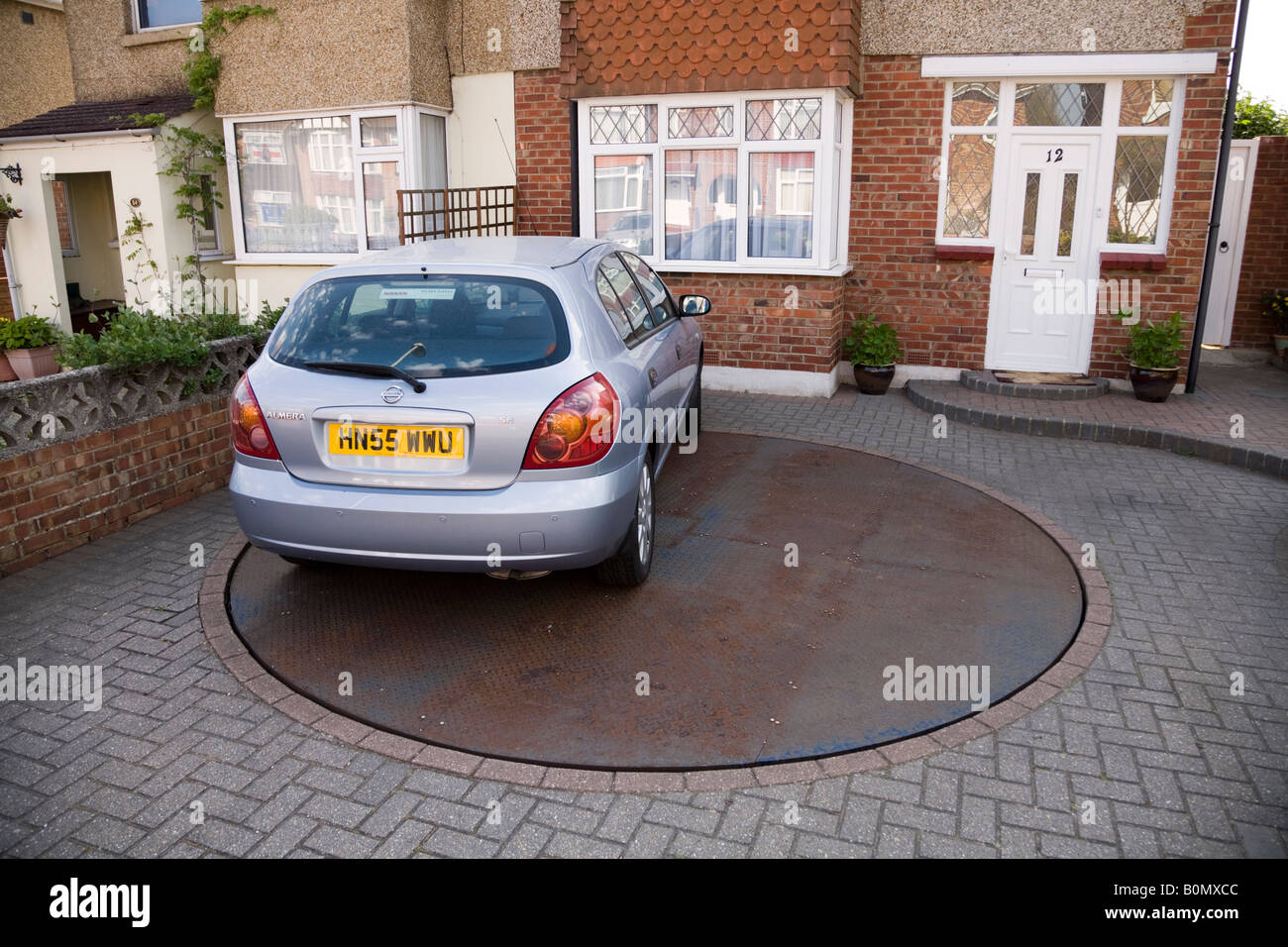 Drehteller Drehscheibe Geparktes Auto Fur Leichten Zugang Zum Inlandischen Auffahrt Zu Spinnen Stockfotografie Alamy