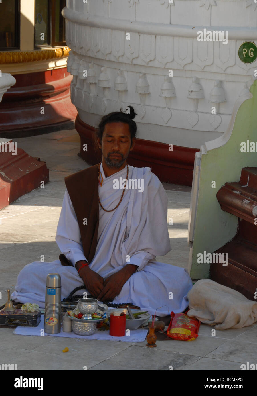 Guru ist Meditation zur Shwedagon-Pagode, Rangoon, Birma Stockfoto