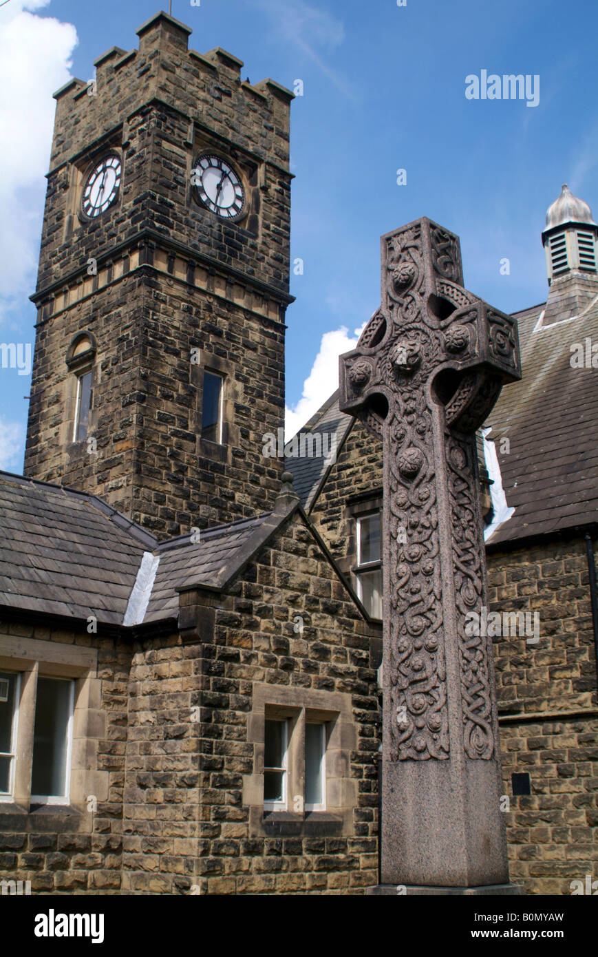 Queens Hall einem öffentlichen Gebäude mit einem Denkmal keltischen Stil cross im Vordergrund Burley in Wharfedale Stockfoto
