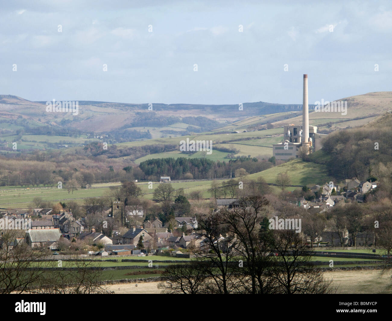 Hoffe Dorf & Zement Zeche, in der Nähe der Odin-Mine (Fuß des Hügels Treak Cliff Castleton) aus gesehen. Derbyshire, England. VEREINIGTES KÖNIGREICH. Stockfoto