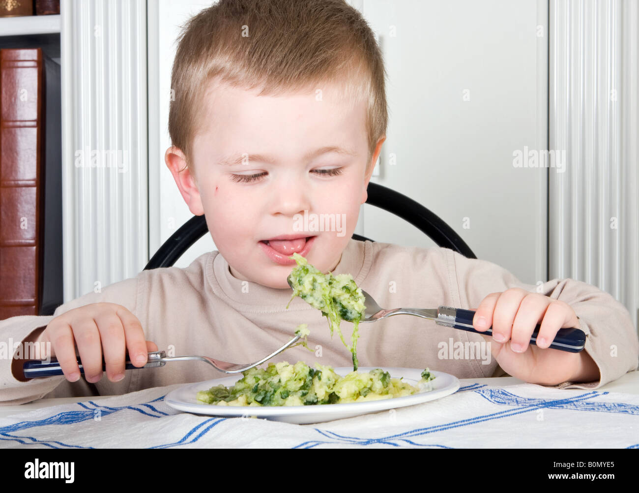 Vier Jahre alter Junge weigert sich, sein Gemüse zu essen Stockfoto